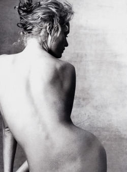 supermodelobsession:  Vogue US September 1996&ldquo;The Body Myth&rdquo;Model: Amber VallettaPhotographer: Irving Penn 