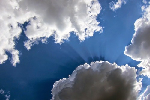 Nubes. Vistas desde lo alto de la Pirámide de la Luna en Teotihuacán._____Clouds. Seen