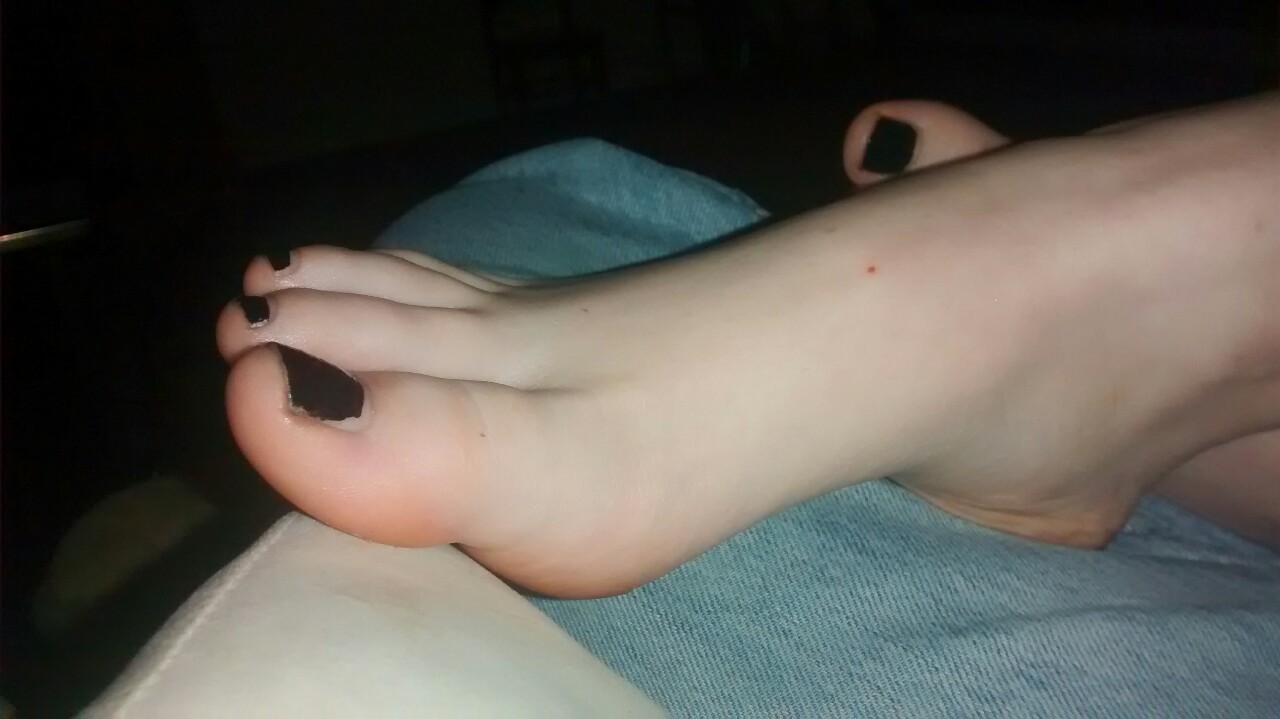 feetofash:  I’ve been sat playing with and massaging Ash’s feet for hours, what