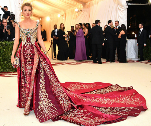 wesleygasm:Blake Lively in Custom Versace Embroidered Gown that took 600 hours to hand-create at the