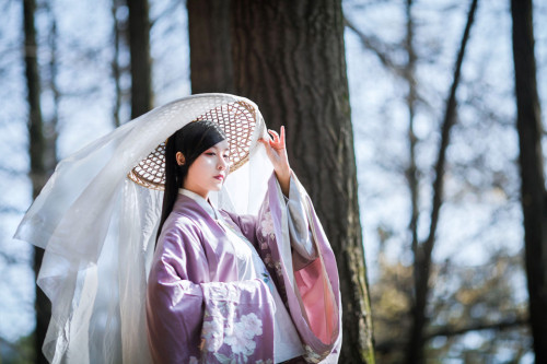 This beautiful model is displaying hanfu(汉服) which is the traditional dress of the Han Chinese peopl