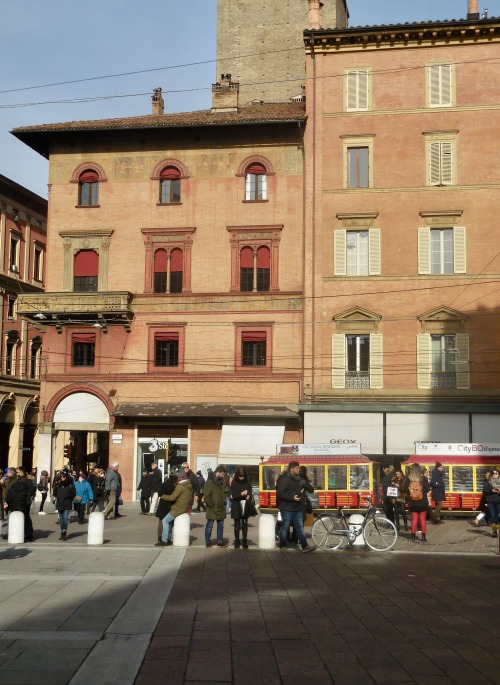 Sabato pomeriggio scena di strada con gli acquirenti, Bologna, Emilia Romagna, 2019.Unlike parts of 