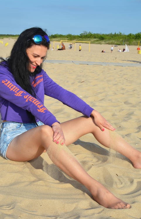 suntansheerpantyhose: pantyhoseswimsuit: pantyhose at the beach I love this so much. I love the expo