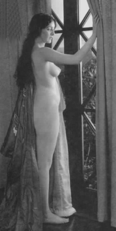 In 1915, Audrey Munson became the first person to appear fully nude in a mainstream Hollywood movie.