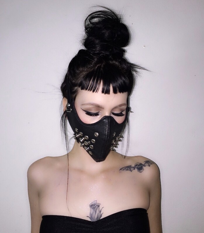 ppeaked:  this mask making me feel like i stepped out of mortal kombat . gives me