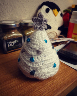 lanathewoolydog:  Christmas mood No. 2 View Post  omg ive seen that penguin pattern