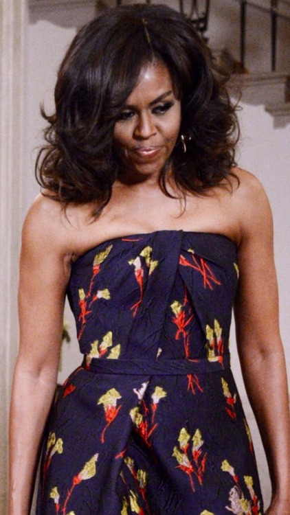 theletterafterj:luvnmynaturalcurls:torisoulphoenix:scandamonium:Sasha, Michelle and Malia Obama…..Be