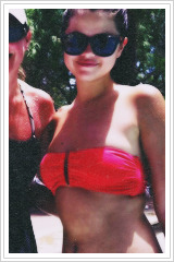 briennister:  Selena + Glasses 
