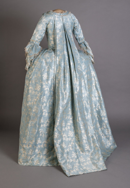 history-of-fashion: 1755-1775 Dress (Sack or sacque dress) and petticoat (Europe) silk taffeta(Winte