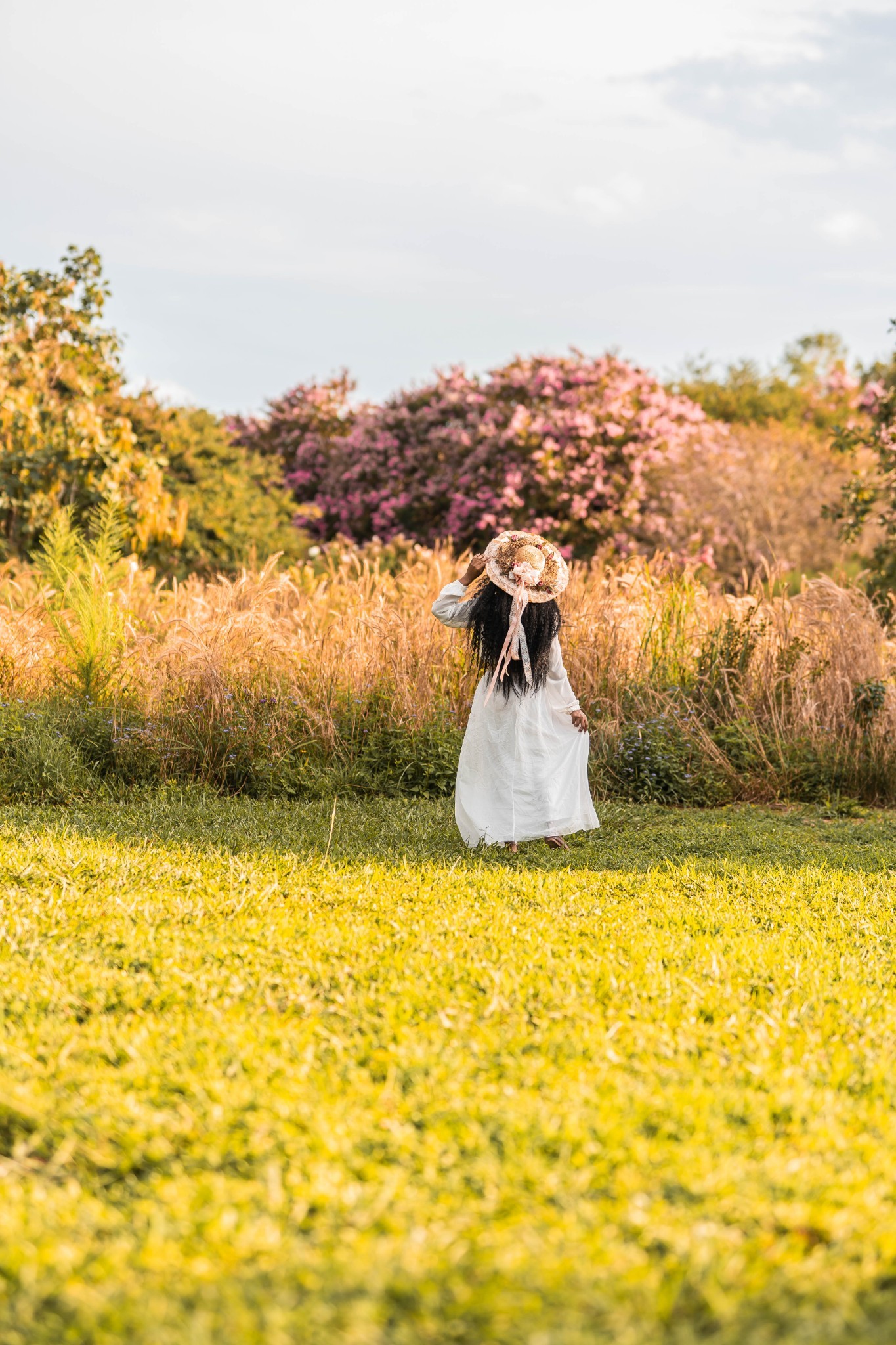 dani-theflowerthief:Grow with the grass, bath in the sun🌿🌾 ☀️IG: @dani.theflowerthief 