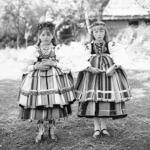 Girls from Złaków Kościelny, Poland, 1932. Łowicz type of costume.Photography by Henryk Poddębski, s