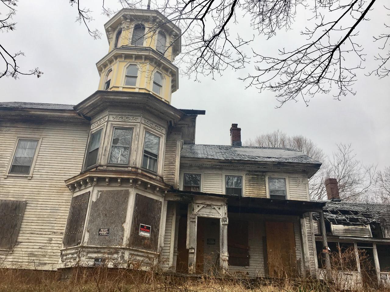 abandonedandurbex:Awesome tower: Bishop House, Old Saybrook CT  [1920x1080]