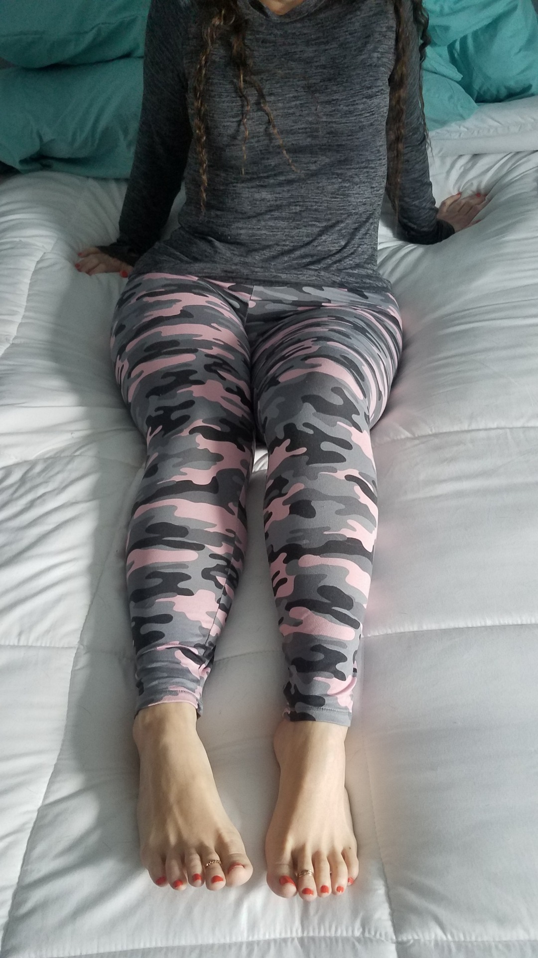 myprettywifesfeet:Those pretty feet and beautiful curves looking lovely in this one.please