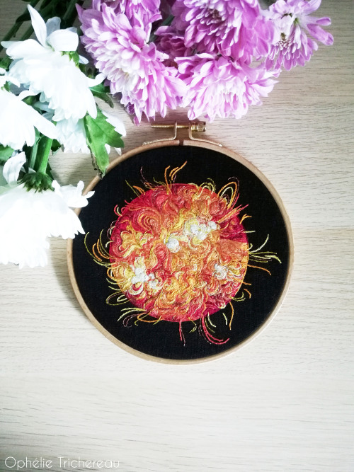 “The Sun”Hand embroidery.DMC embroidery threads on linen.16,5 cm in diameter.https://www.etsy.com/fr