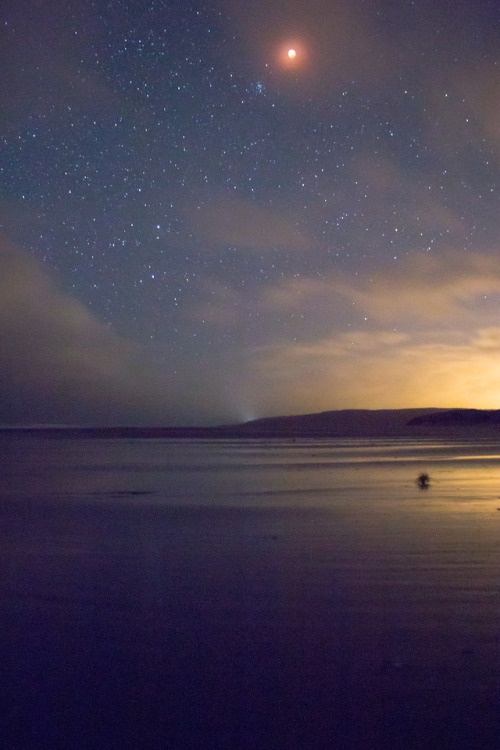 ultravioletalley: Blood moon at the beach.