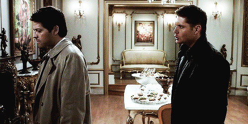 inacatastrophicmind:Dean touching Castiel’s shoulder