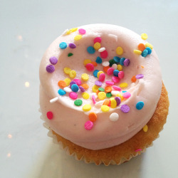 thecakebar:  The Secret To Eating a Cupcake