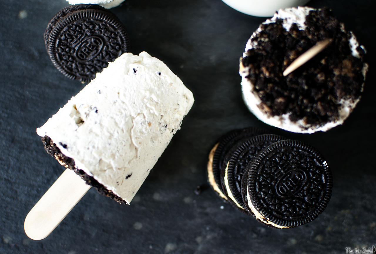 prettygirlfood:  Peanut Butter Oreo Popsicles Ingredients: 1 container whipped cream