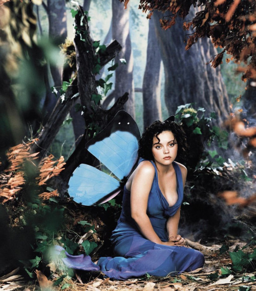 bitchtoss:Christina Ricci photographed by Robert Fleischauer for Paper Magazine, October 1997