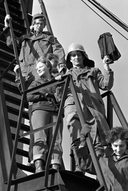 Members of the “Stakhanovets” Komsomol squad descend the assembly ladderafter their shift (Surgut, R