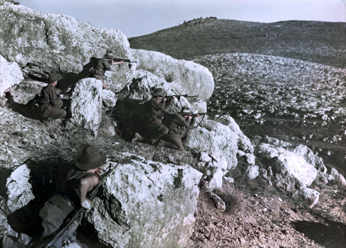 Photographer: Frank HurleyYear: 1918Location: Nalin, PalestineDescription: Soldiers of the Australia