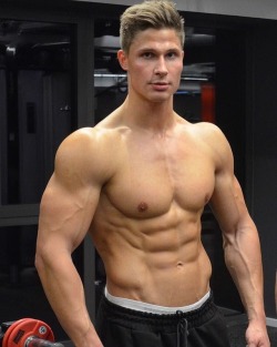 ilovehotathletes:German Bodybuilder Michel Hoffmann