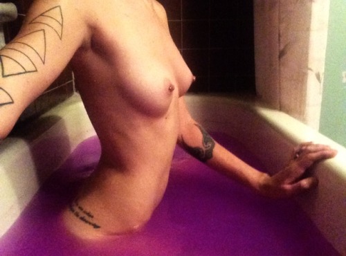 viciouscunt:  viciouscunt:  Washing paint off myself made the water pretty  Reblogging my nudes