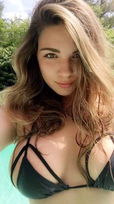 bikini-selfies:  Jessica’s so damn hot