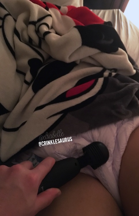 elsabelle:  crinklesaurus:  Someone got to have a little fun after her bath last night! After @elsabelle was nice and padded she was rewarded for being a good girl  Daddy took reaaaal good care of me last night 