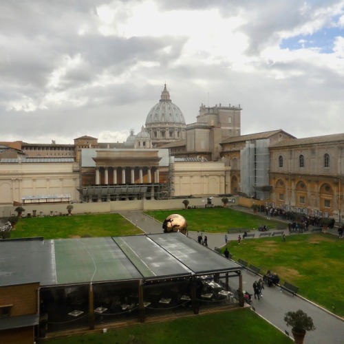 Cortile dei Musei Vaticani, cupola della Basilica di San Pietro, giornata tempestosa, 2019.