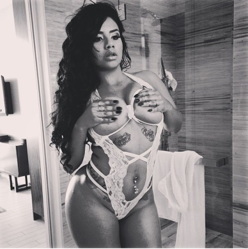 beautyandthebooty:  uhohimback:  Lmao marleny tho!!! I was not going to post a photo today but GOT DAMN!  Marleny Nunez 