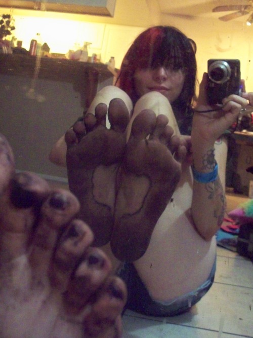 solecircus: Barefoot-Moshing at a punk show….think you could handle feet this nasty??