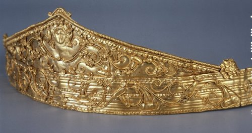 records-of-fortune: Western Greek (Southern Italy or Sicily) c. 330-300 BC. Detail: Gold diadem