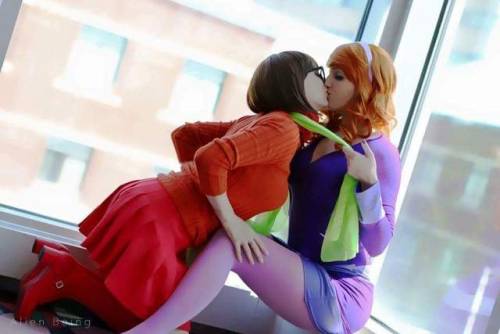 cosplaybeautys: I knew it ❤ Velma & Daphne Cosplayers: @moniqalefevre & MicroKitty​ Photogra