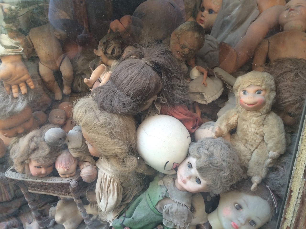 penis-hilton:  This little doll restoration shop is literally the creepiest thing