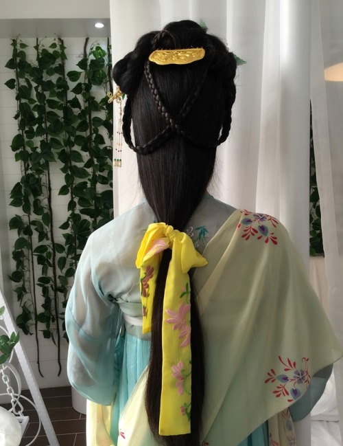 ziseviolet:Hairstyle tutorial for traditional Chinese Hanfu, Part 1/?This hairstyle uses two hair pa