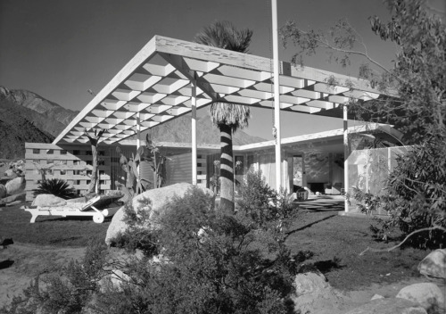 ofhouses:  345. Albert Frey /// Loewy House /// Palm Springs, California, USA /// 1946-47 OfHouses guest curated by Sebastian Adamo (Adamo-Faiden): “The house as an oasis that induces to the celebration of climate.”(Photos: © Julius Shulman, Peter