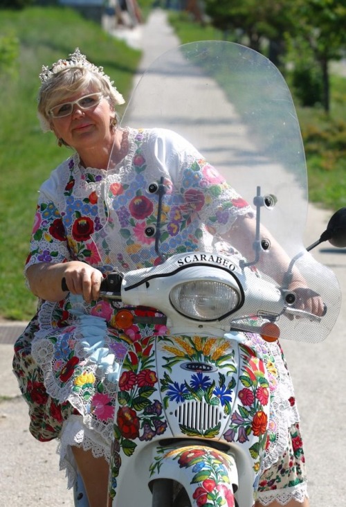 kristsune: weirwoodforest: jamsker: peterfromtexas: Born to be wild The lady on the scooter was an a