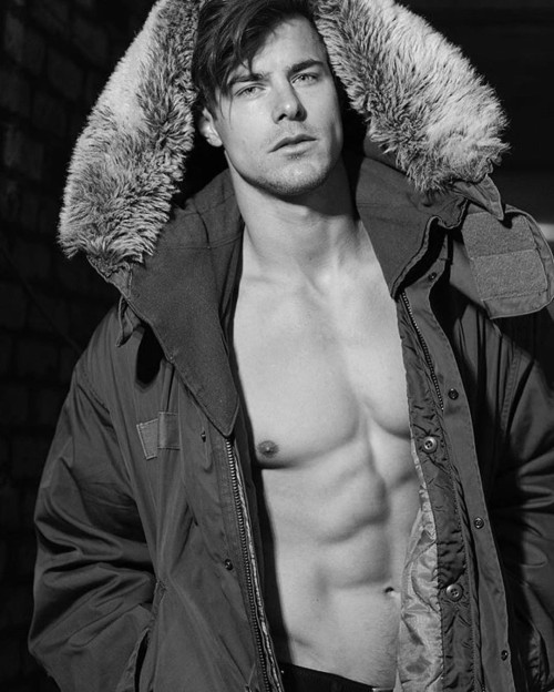 Winter is good only for one thing, ad that&rsquo;s this: hawt men in coats sans shirt. Period. Stun