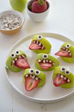 rainbowsandunicornscrafts:  DIY Halloween Monster Apple Bites Recipe from Fork and Beans.   ***It’s that time of year! My Tumblr blog HalloweenCrafts has begun posting more Halloween DIYs. Some of my posts on HalloweenCrafts are too scary for young