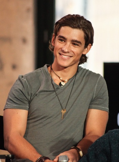 Brenton Thwaites 9ef7ba9b9c468684adeaa7cf0defb8d5dd3889c1