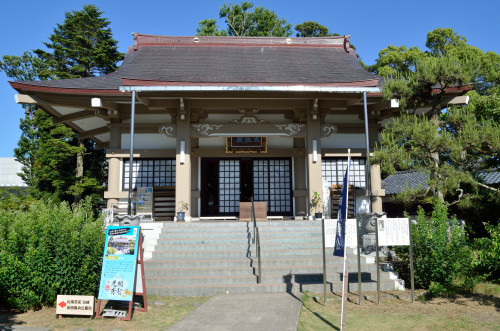 明智神社のあとは坂井市の称念寺へ。美濃から越前に逃れた光秀は称念寺の門前で寺子屋を開いて過ごしていました。朝倉氏家臣と連歌会催す機会を得るのですが十分なお金がなく困っていた所、妻・煕子は自慢の黒髪を売