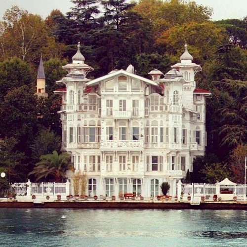 greedglitznglory: What dreams are made of. Spectacular home in Italy.