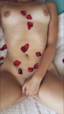 florencegorgier:  Roses and tan lines 