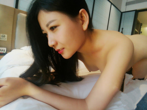 fuli-girl: 性感女神私密照，红丝大长美腿诱惑，人美肤白白嫩水多拍着拍着受不了开始自慰起来 精品资源汇总导航帖