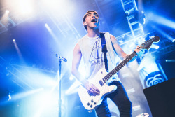 keepxswinging:  mamamaysa:  all time low // future hearts tour in orlando, flwebsite / tumblr / twitter / instagram  HIS SHIRT