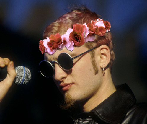 mother-love-ball:  Grunge musicians x Flowers 