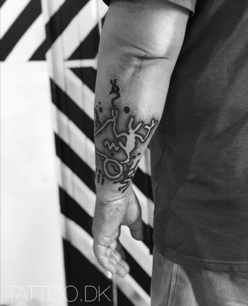 Design and tattoo by @tattoosbypatriciacampos ◼️◾▪️...#blackwork #dotwork #handmade #handpoked #nord