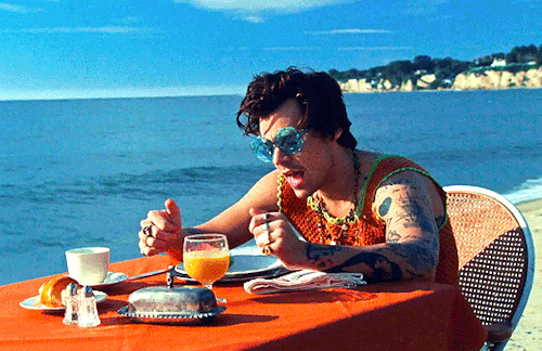 HARRY STYLES“Watermelon Sugar” Official Music Video › 2020