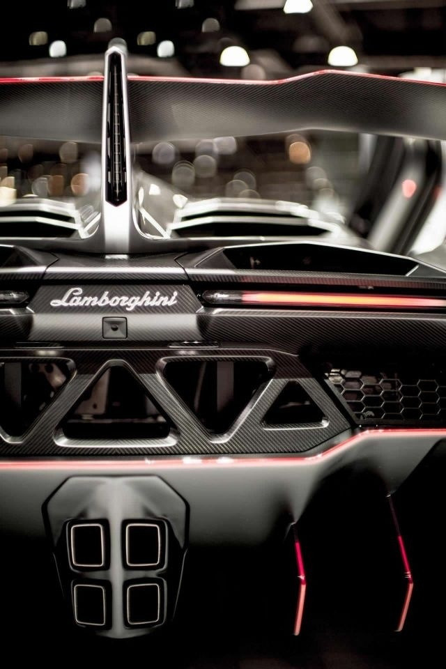 crash&ndash;test:  Unleash the Beast - Lamborghini Veneno (by Aqthab Mahibal)